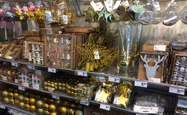 Must-Have Holiday Essentials: Tableware, Decorations, and Accessories for Christmas and New Year s