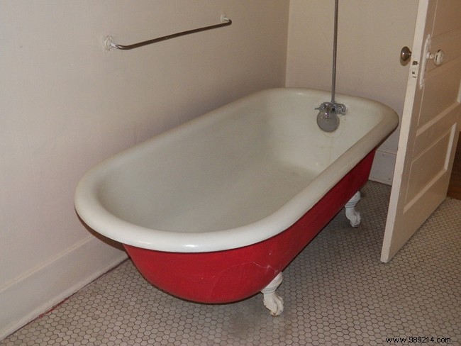 How to Refinish an Old Bathtub with Resin: A Proven DIY Guide