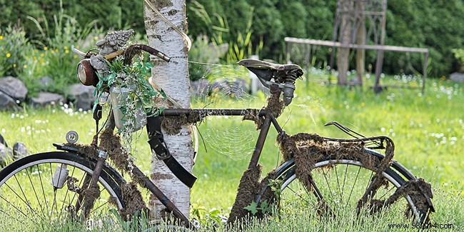 11 Zero-Cost DIY Garden Decor Ideas: Pallets, Recycled Materials & More