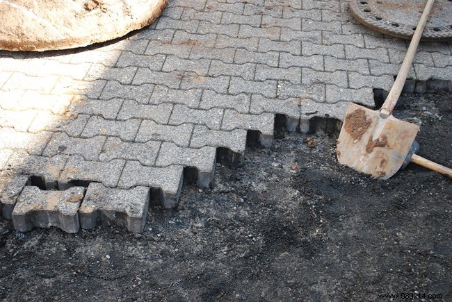 Expert Step-by-Step Guide: Installing Interlocking Pavers on Your Terrace or Garden Path