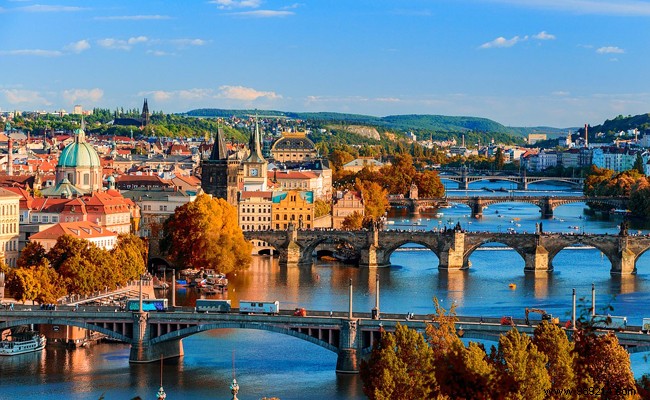 Prague Travel Guide: Essential Tips, Must-See Attractions, and Climate Insights