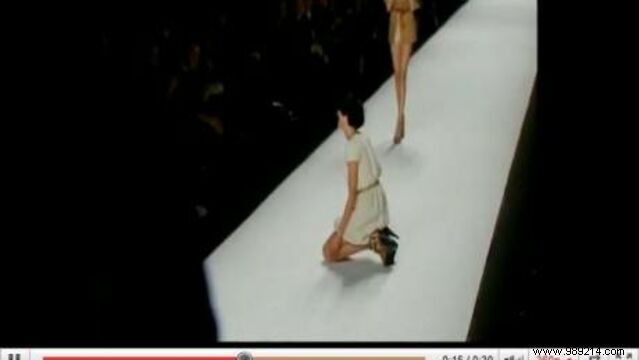 Agyness Deyn s Double Tumble on the Runway at Naomi Campbell s Fashion for Relief Show
