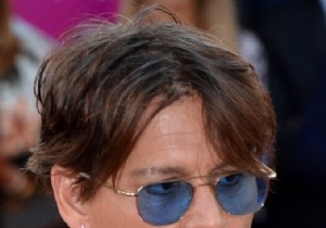 Study Links Intense Celebrity Worship to Lower Cognitive Abilities in 1,763 Adults