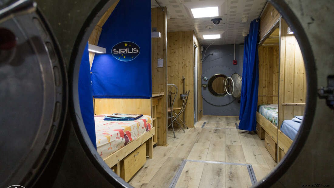 Mars Missions: Simulations Predict Crews Will Rapidly Become Independent from Earth Control