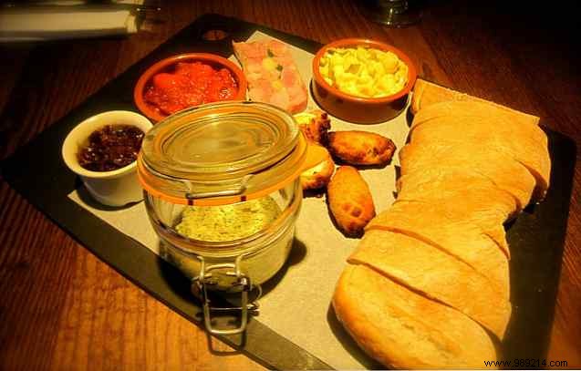 Is Cinema Dying? Expert Strategies for Movie Theaters to Thrive in the Streaming Age