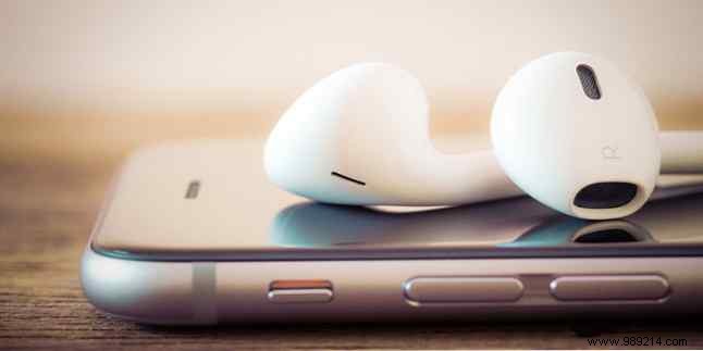 Podcasts vs. Audiobooks: Key Differences in Format, Cost, Length, and Accessibility