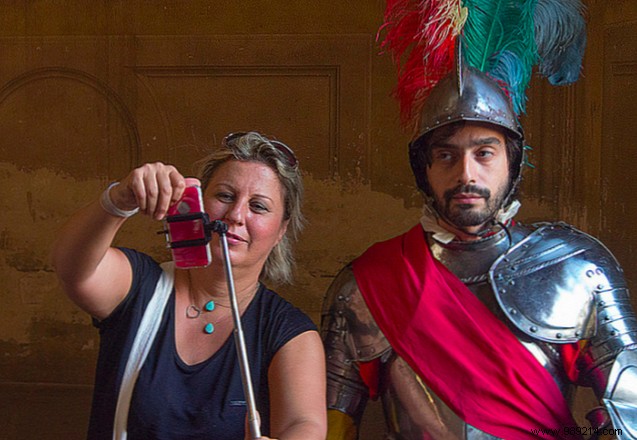 Why Music Festivals Should Ban Selfie Sticks: 4 Key Reasons from a Seasoned Attendee