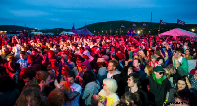 Why Music Festivals Should Ban Selfie Sticks: 4 Key Reasons from a Seasoned Attendee