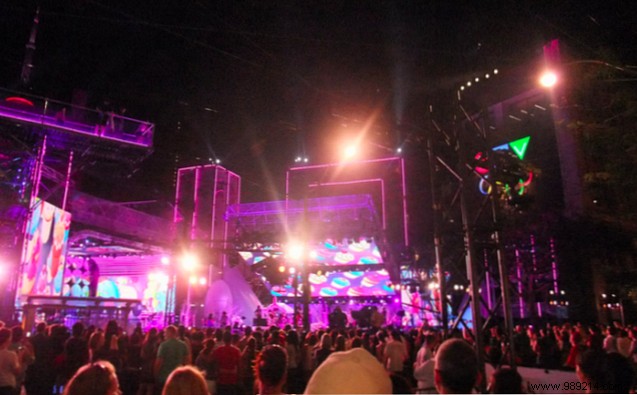 Why Music Festivals Should Ban Selfie Sticks: 4 Key Reasons from a Seasoned Attendee