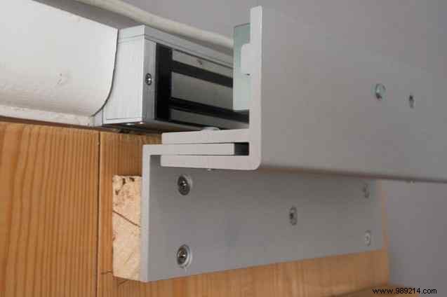 Build a DIY Smart Self-Locking Door with Smartphone Bluetooth Proximity Detection