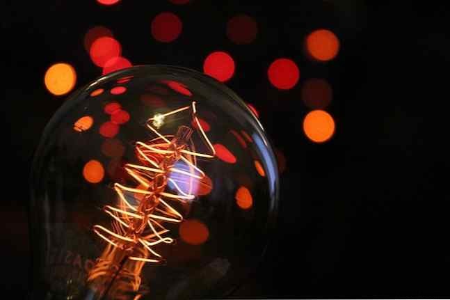 Philips Hue vs. LIFX: Expert Guide to the Best Smart Light Bulbs for Your Home