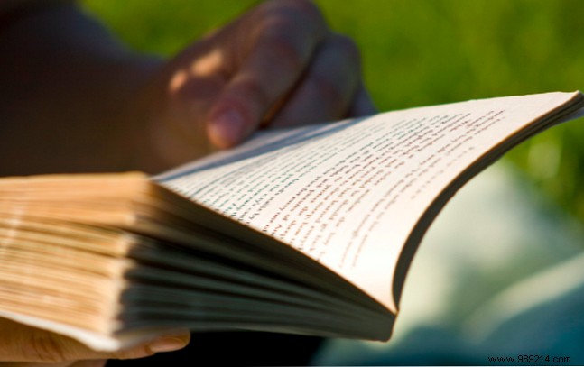 How to Read 50+ Books a Year: Proven Habits from Buffett, Gates, and Other High Achievers