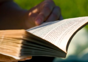 How to Read 50+ Books a Year: Proven Habits from Buffett, Gates, and Other High Achievers