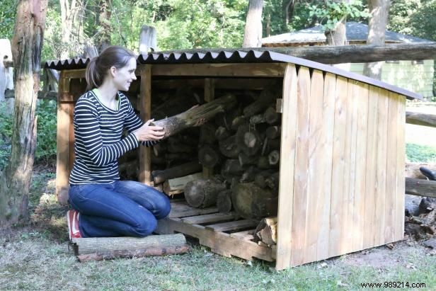Step-by-Step Guide: Build a Durable Outdoor Firewood Storage Shed with Pallets and Fence Panels