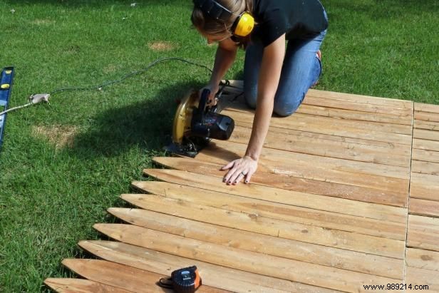 Step-by-Step Guide: Build a Durable Outdoor Firewood Storage Shed with Pallets and Fence Panels