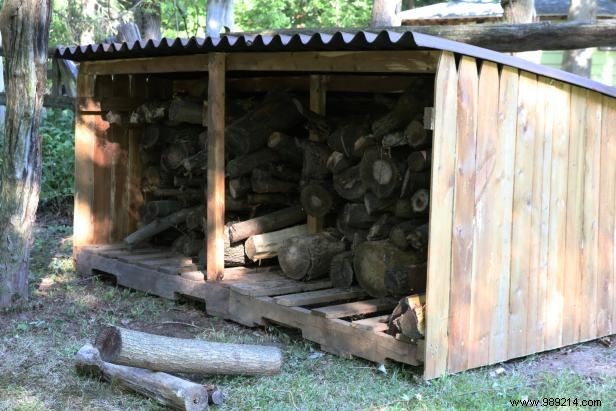 Step-by-Step Guide: Build a Durable Outdoor Firewood Storage Shed with Pallets and Fence Panels