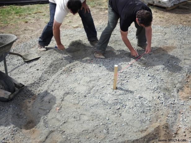 Expert DIY Guide: Build a Durable Fieldstone and Sand Fire Pit in Your Backyard