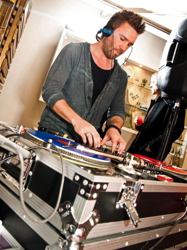 Crafting the Perfect Wedding Music Playlist: Expert Tips and Curated Samples