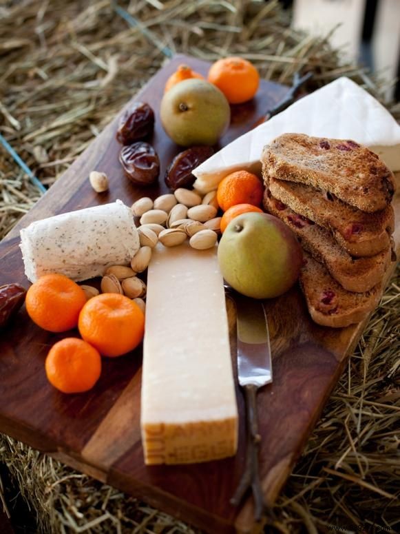 How to Assemble an Elegant Cheese Tray: Expert Appetizer Guide
