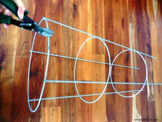 DIY Christmas Tree Centerpiece: Repurpose Tomato Cages for Festive Holiday Magic