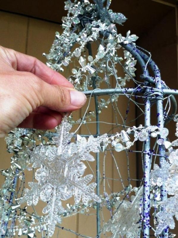 DIY Christmas Tree Centerpiece: Repurpose Tomato Cages for Festive Holiday Magic