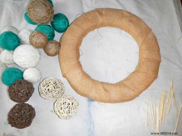 DIY Coastal Christmas Yarn Wreath: Easy Step-by-Step Tutorial for Year-Round Charm