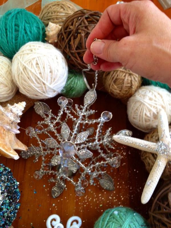 DIY Coastal Christmas Yarn Wreath: Easy Step-by-Step Tutorial for Year-Round Charm