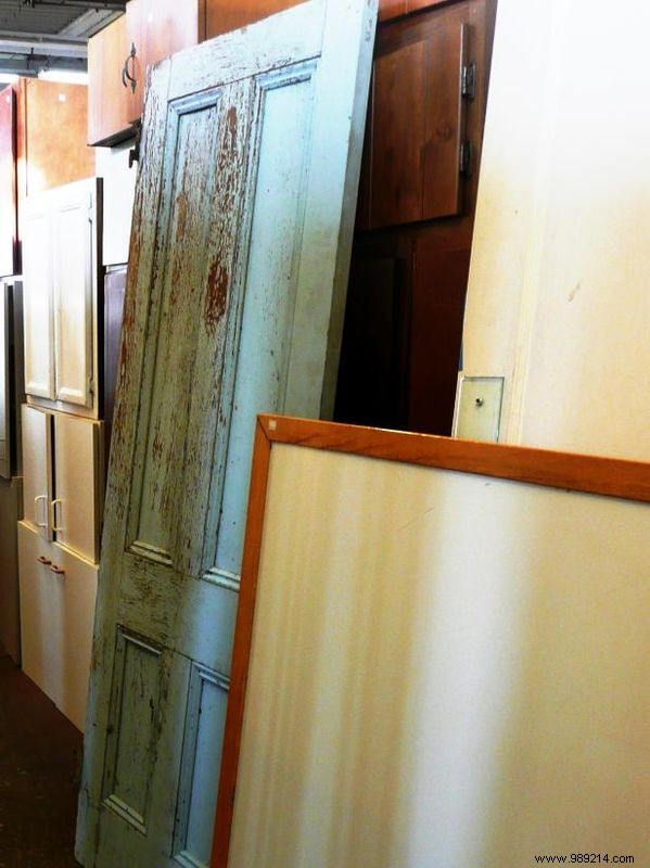 DIY Guide: Transform an Old Door into a Stylish Coffee Table