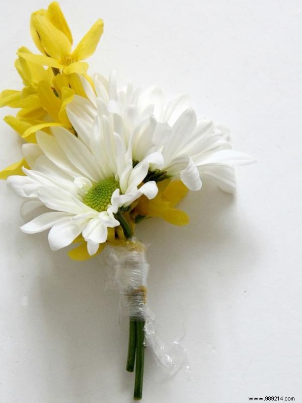 How to Craft a Groom s Boutonniere: Expert DIY Wedding Guide