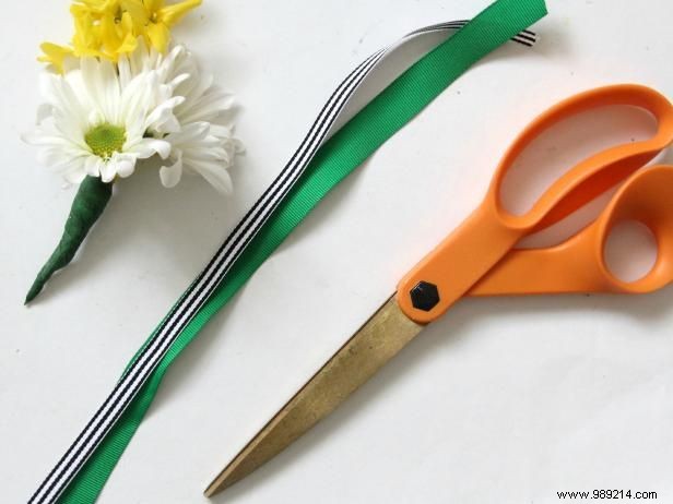 How to Craft a Groom s Boutonniere: Expert DIY Wedding Guide