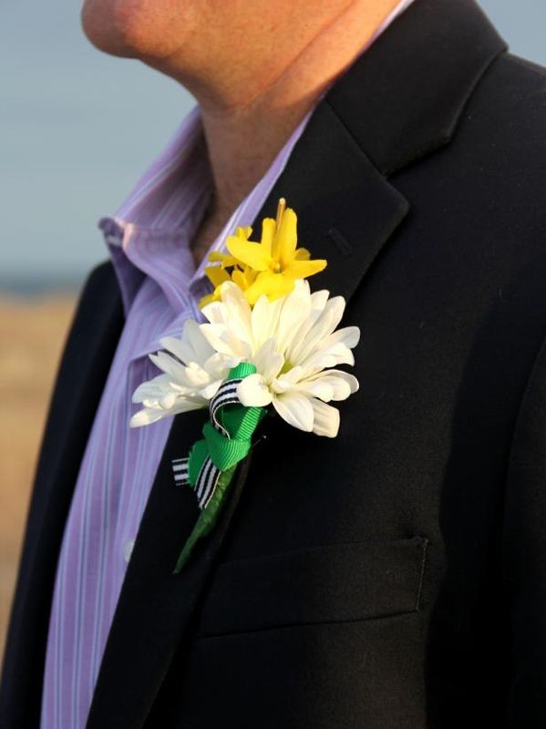 How to Craft a Groom s Boutonniere: Expert DIY Wedding Guide