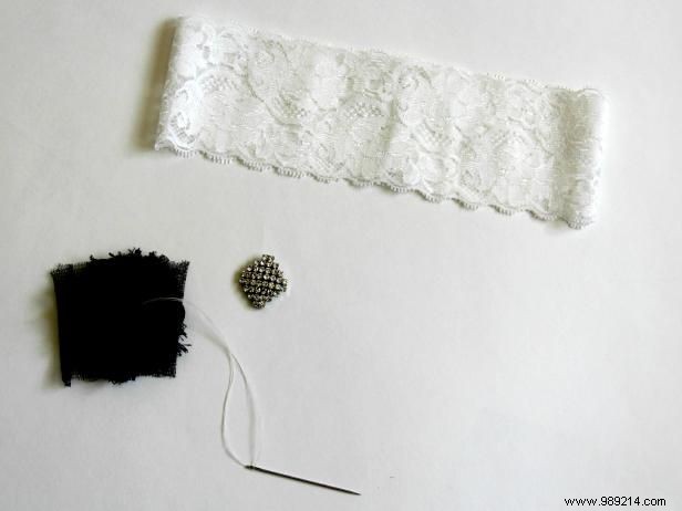 How to Craft an Elegant Lace Wedding Garter: Simple DIY Guide