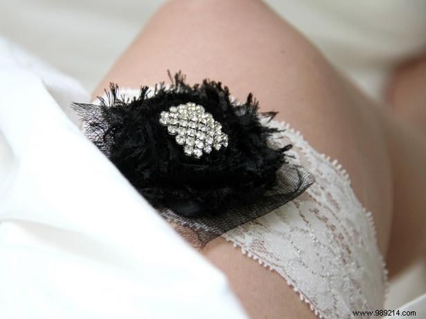 How to Craft an Elegant Lace Wedding Garter: Simple DIY Guide