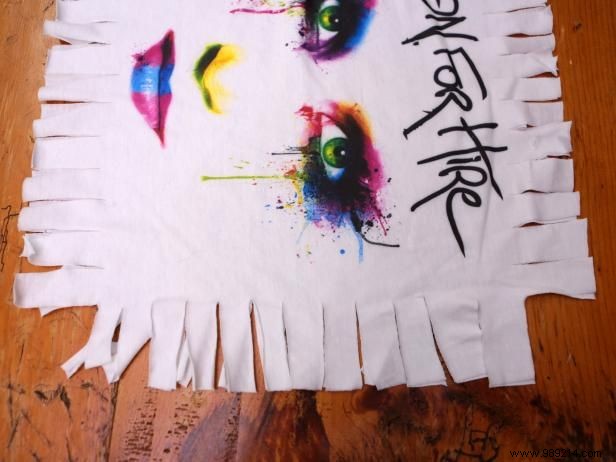 DIY No-Sew Seamless Pillow from a Recycled T-Shirt: Easy Step-by-Step Guide