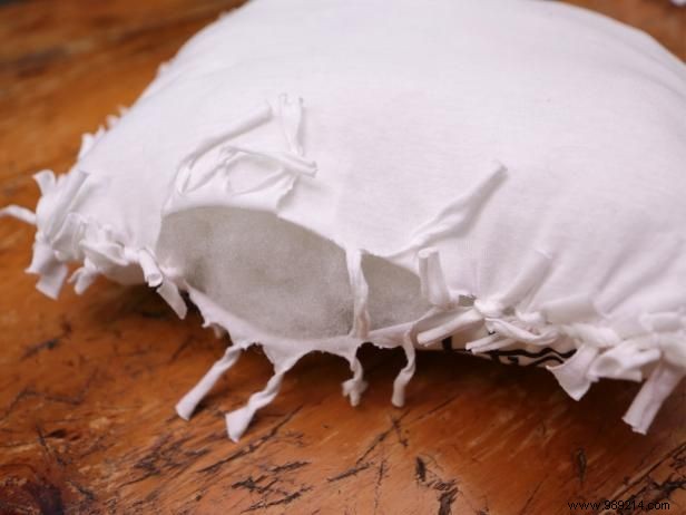 DIY No-Sew Seamless Pillow from a Recycled T-Shirt: Easy Step-by-Step Guide