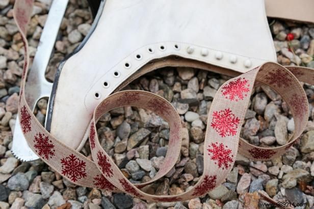 DIY Vintage Ice Skate Garland: A Charming Winter Wreath Tutorial