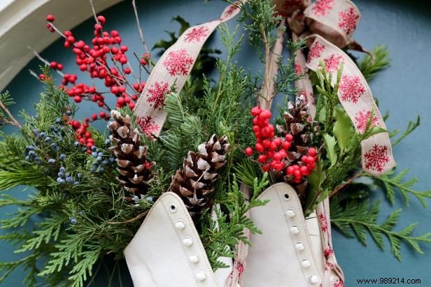 DIY Vintage Ice Skate Garland: A Charming Winter Wreath Tutorial