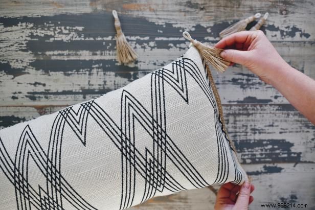 Expert DIY: Sew a Stylish Low-Stitched Lumbar Pillow – Step-by-Step Guide