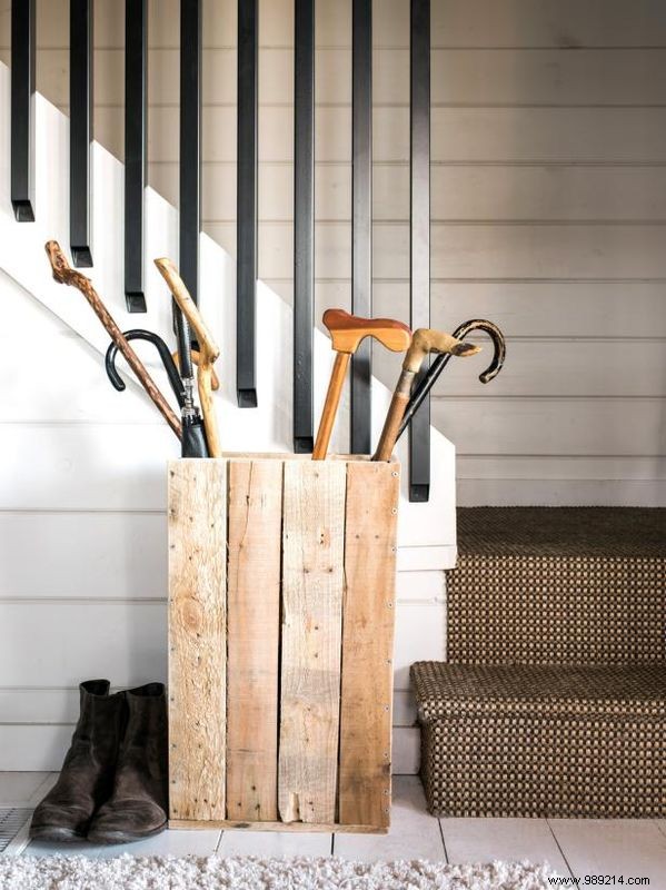 DIY Shipping Pallet Storage Tray: Build a Rustic Umbrella Stand in 7 Easy Steps