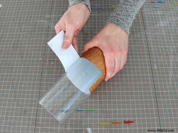 DIY St. Patrick s Day Centerpiece: Sparkly Gold Vase Tutorial by Ellen Foord