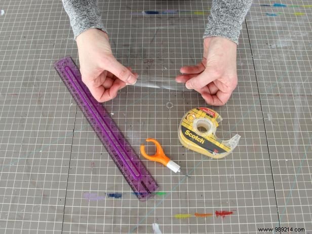 DIY St. Patrick s Day Centerpiece: Sparkly Gold Vase Tutorial by Ellen Foord