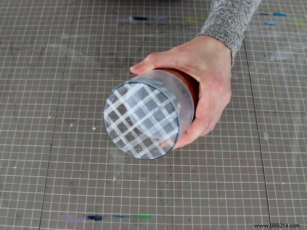 DIY St. Patrick s Day Centerpiece: Sparkly Gold Vase Tutorial by Ellen Foord