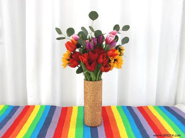 DIY St. Patrick s Day Centerpiece: Sparkly Gold Vase Tutorial by Ellen Foord