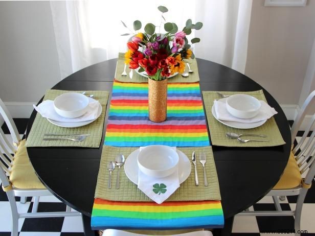 DIY St. Patrick s Day Centerpiece: Sparkly Gold Vase Tutorial by Ellen Foord