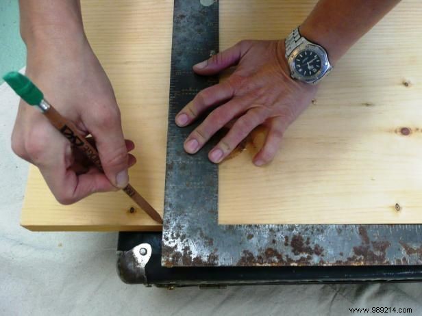 Transform an Old Suitcase into a Stunning Coffee Table: Expert DIY Guide