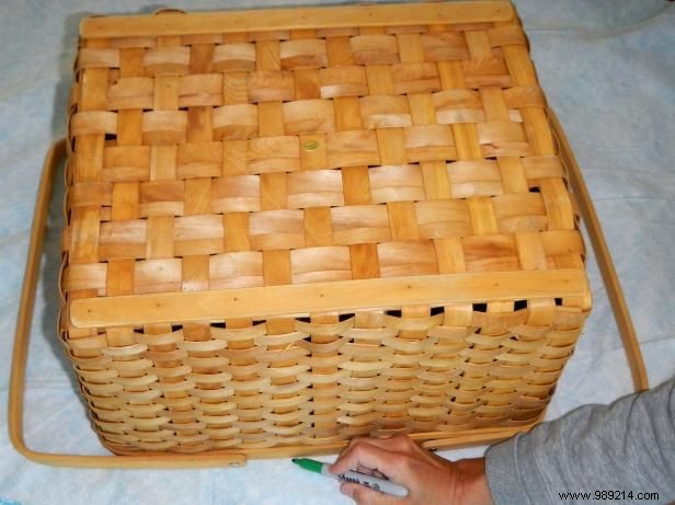 DIY Travel Pet Bed: Transform a Picnic Basket into a Portable Carrier