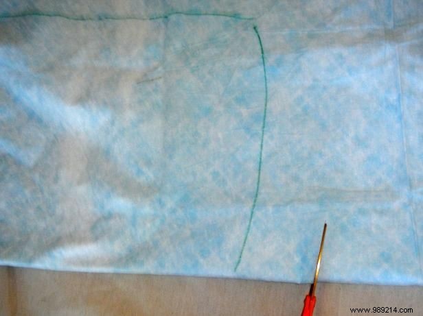 DIY Travel Pet Bed: Transform a Picnic Basket into a Portable Carrier