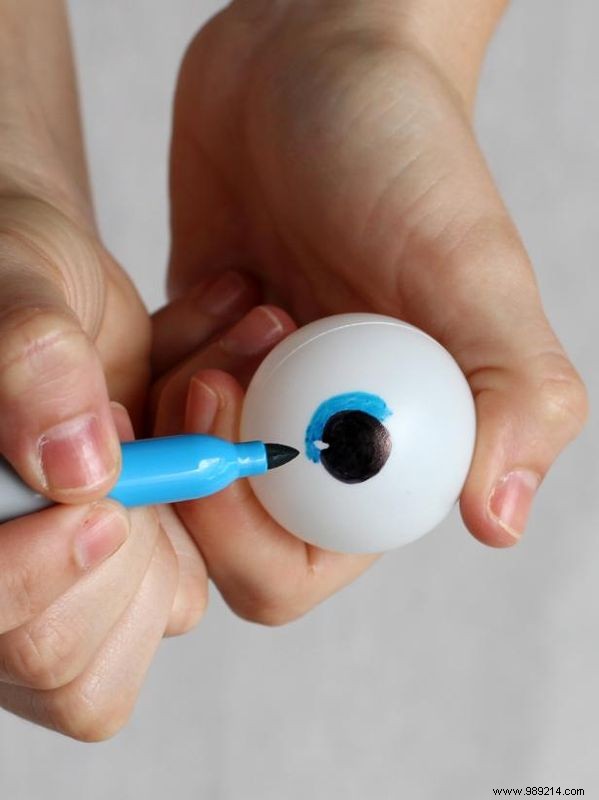 DIY Spooky Googly Eyes Garland: Easy Halloween Wreath Tutorial