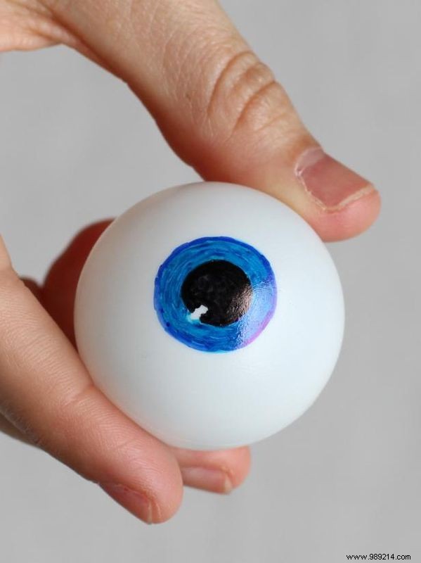 DIY Spooky Googly Eyes Garland: Easy Halloween Wreath Tutorial