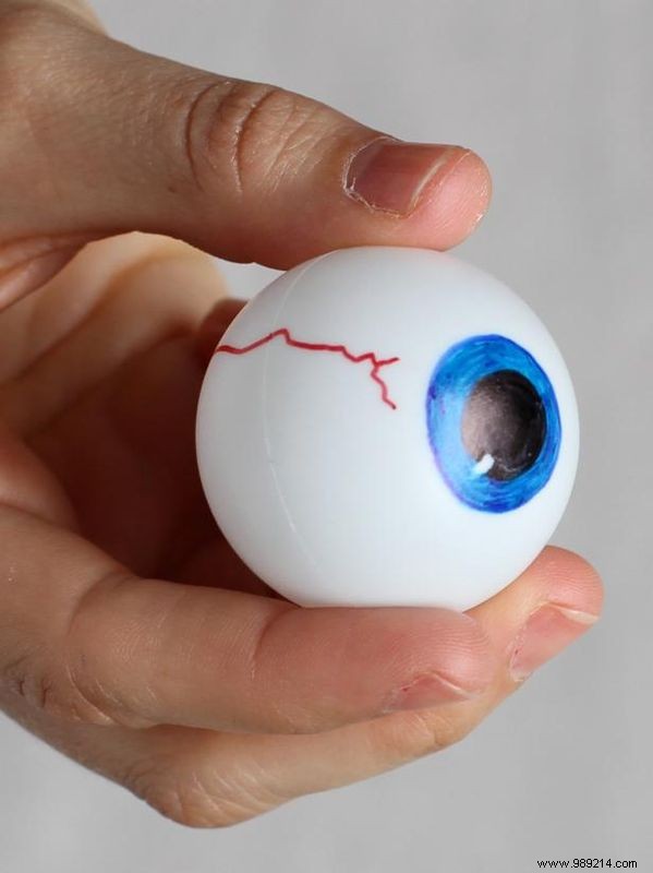 DIY Spooky Googly Eyes Garland: Easy Halloween Wreath Tutorial